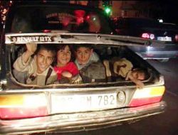 Bir otomobilde 13 kii!