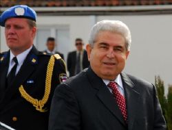 Rum Liderden Trk Bayrana Hakaret