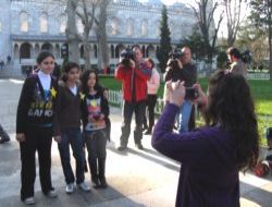 Sokakta almaktan Kurtarlan ocuklar Sultanahmet'i Gezdi